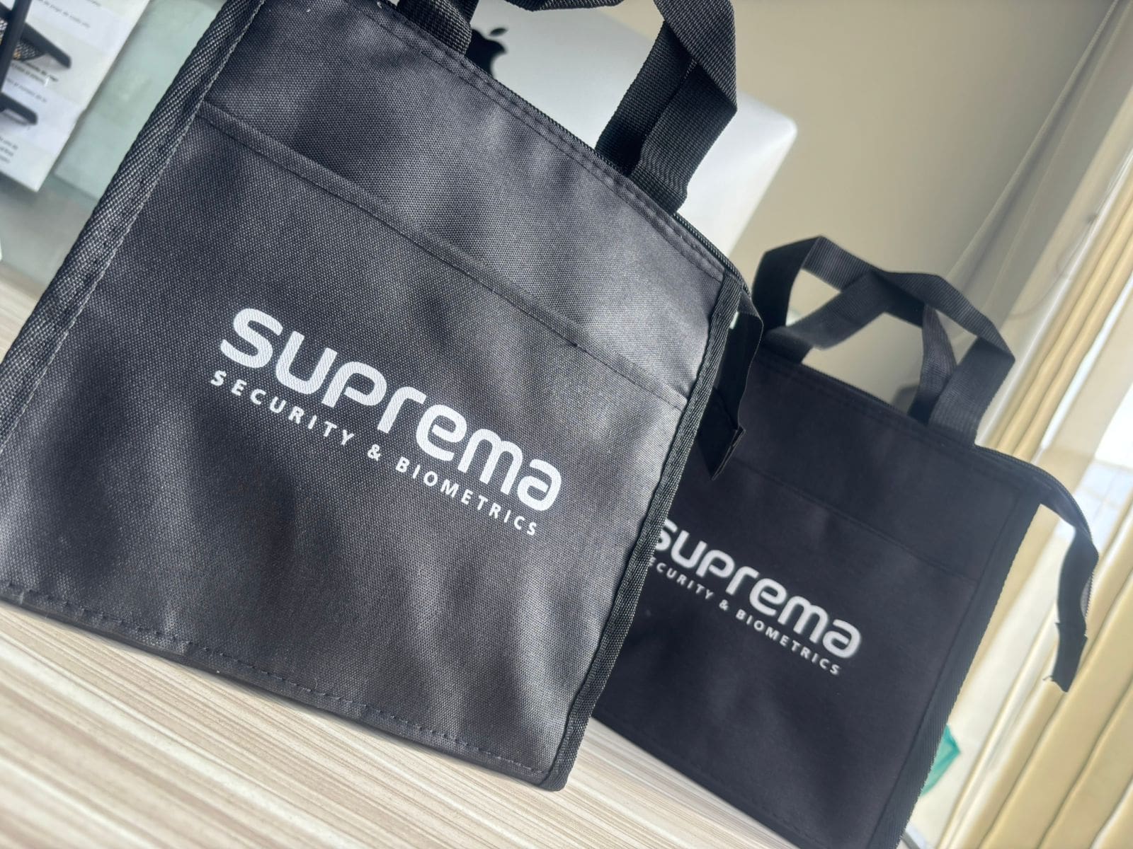 Regalos corporativos personalizados entregados por Markmelo 16