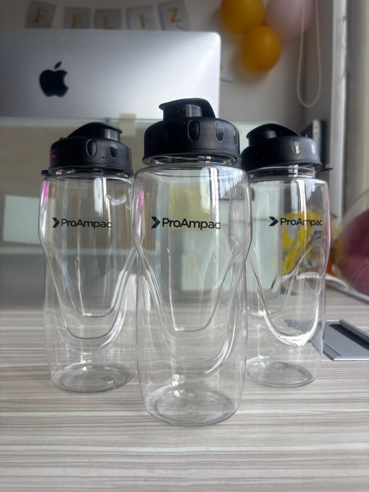 Regalos corporativos personalizados entregados por Markmelo 24